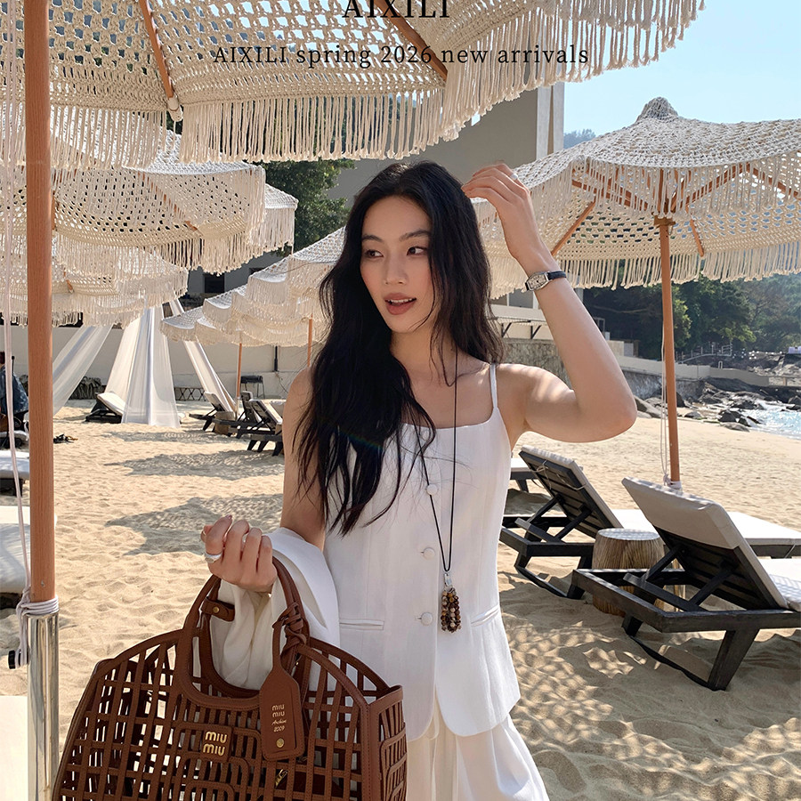 AIXILI爱西里-年早春气质简约高级感单排扣方领吊带上衣马甲A2002