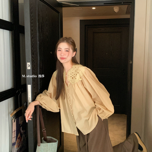 MSTUDIO漫莎-秋上新肩膀拼镂空蕾丝韩女圆扣小衫C7372