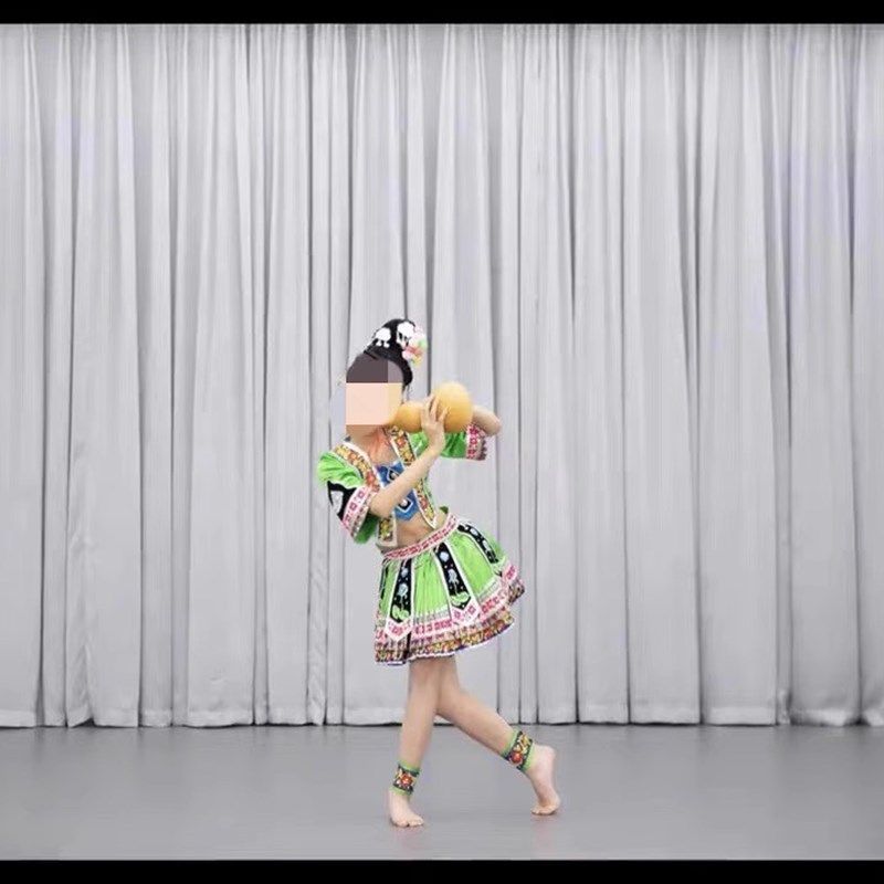 彝家牛牛舞蹈服装儿童酒女服装舞台民间G舞习俗女子裙苗族独舞技