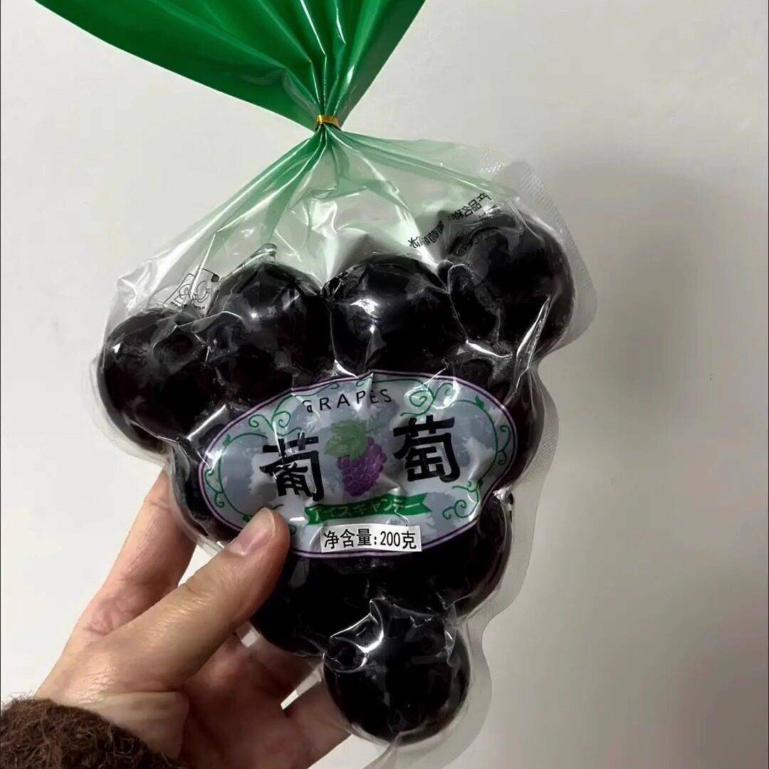 现货巨峰葡萄果冻爆皮网红儿童零食果肉球棒冰Q弹提子水果气球果