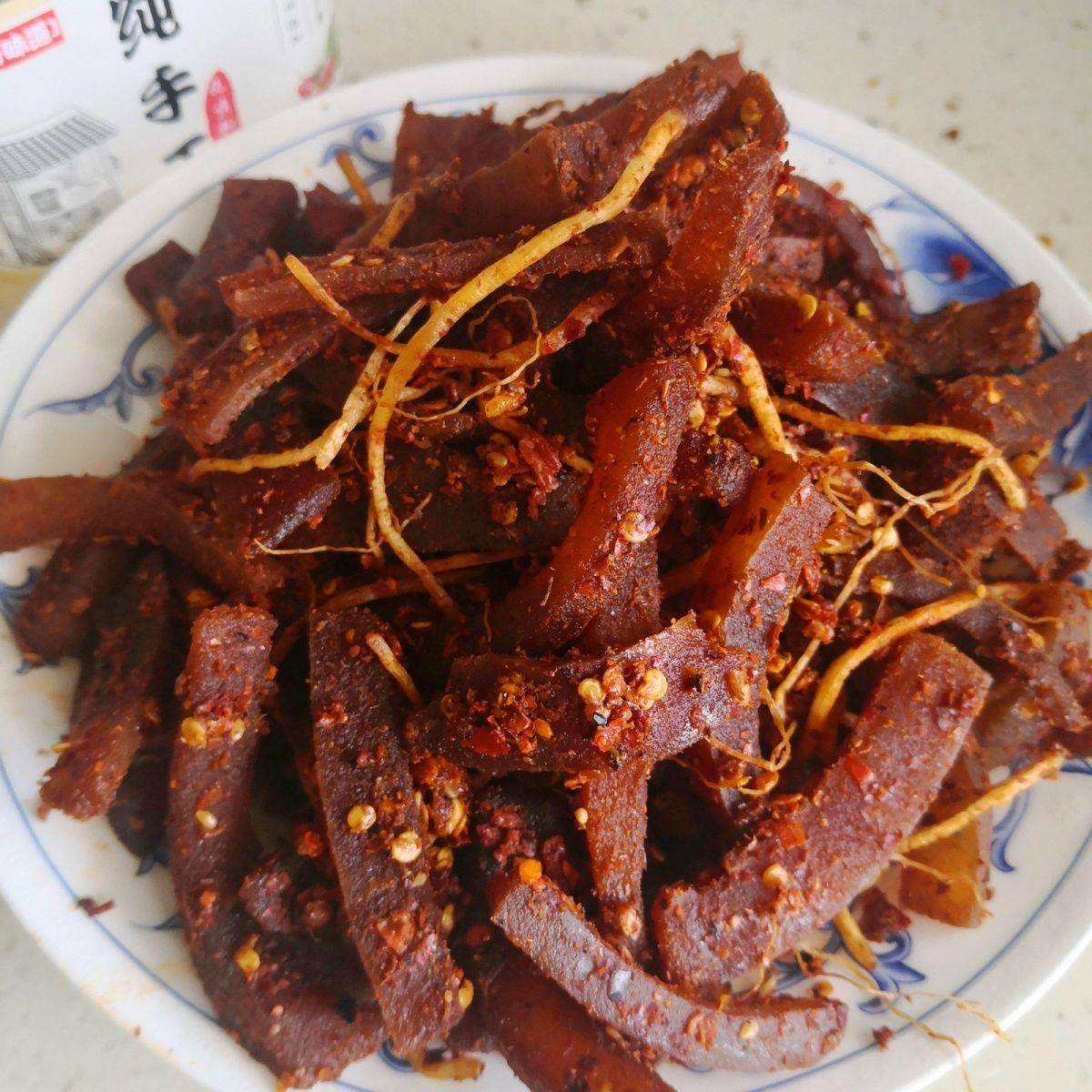 现货麻辣牛皮云南正宗佤味牛皮苤菜根微辣变态辣酸辣牛皮网红同款