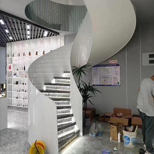 商场别墅弧形旋转楼梯木踏板木扶手栏杆白色钢化玻璃护栏.