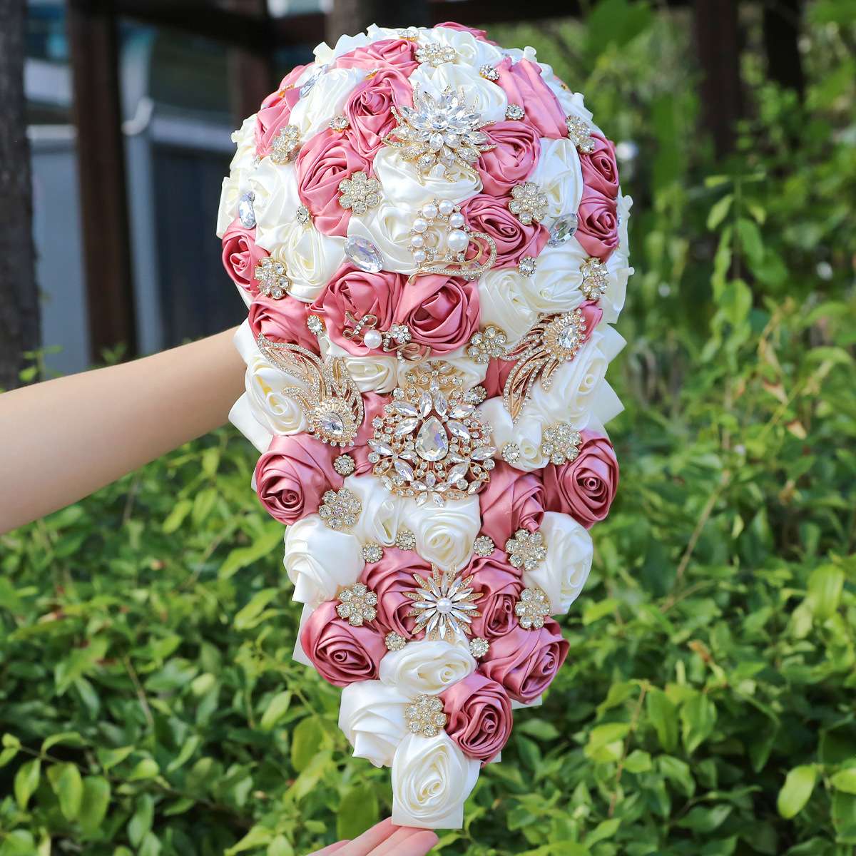 皮粉水钻手捧花水滴瀑布手捧花水钻新娘手捧花满钻婚庆花束PB725B