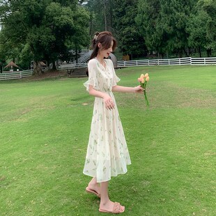 法式绿色碎花雪纺连衣裙女夏季2024新款喇叭袖气质收腰a字裙子仙
