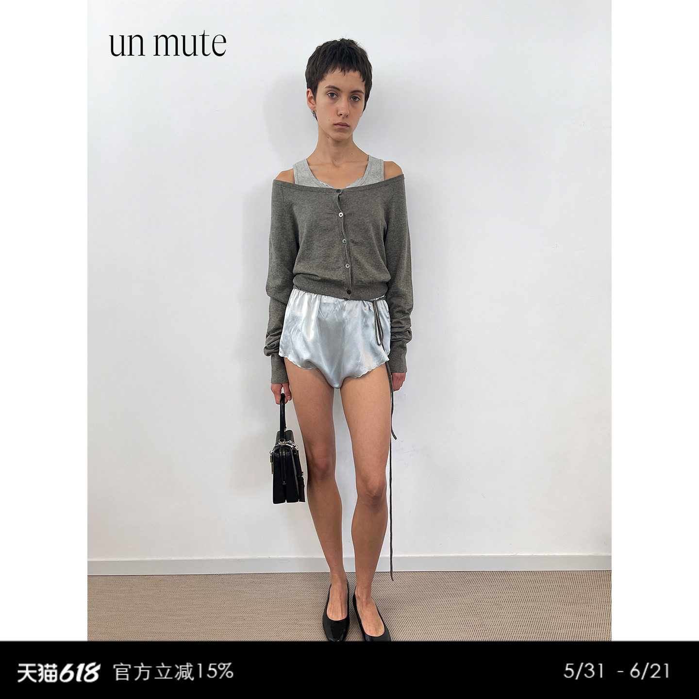 UN MUTE 棉混纺后绑带围裹式设计纽扣双门襟船领短版廓形开衫