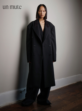 UN MUTE25FW 羊毛混纺戗驳领拼接设计宽肩双排扣廓形感西装长大衣