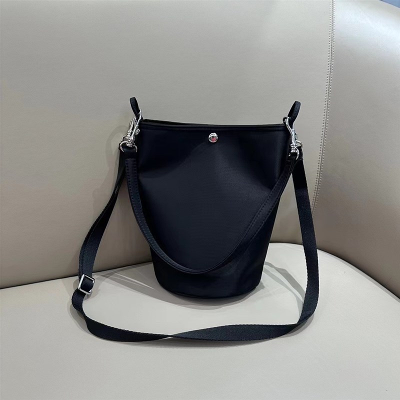 2024水桶包女单肩斜挎包日系休闲尼龙包上班小拎包超软慵懒单肩包