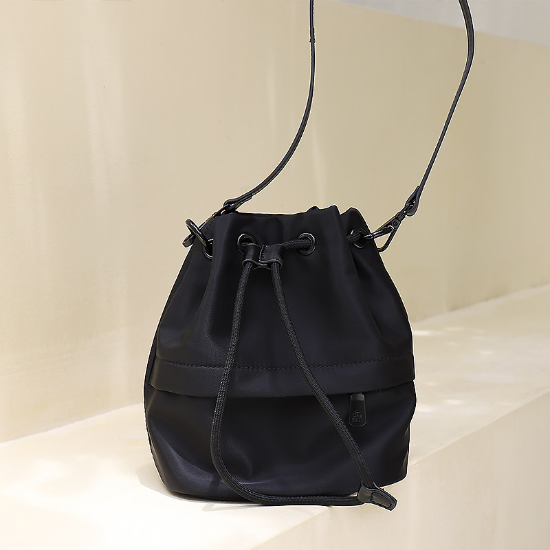 水桶包女新款2024高级感小众抽带斜挎包轻便时尚布包女超火小包包