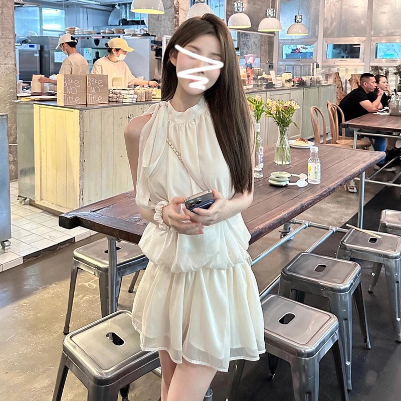 今年流行爆款2025夏季新款杏色无袖挂脖连衣裙子女小个子海边短裙