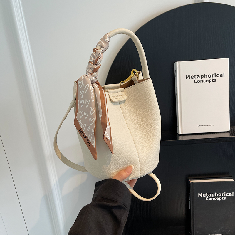 2023新款时尚简约水桶包女小号网红款洋派手提包单肩斜挎包两件套