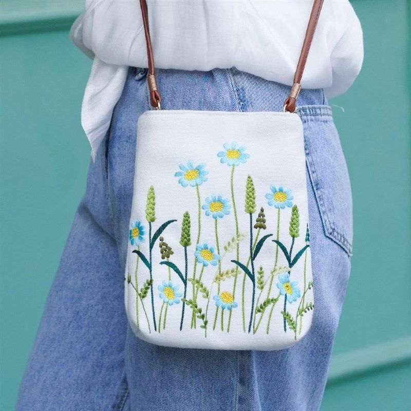 刺绣休闲手机包女斜挎2024新款D迷你小包高级感女式夏天散步包包