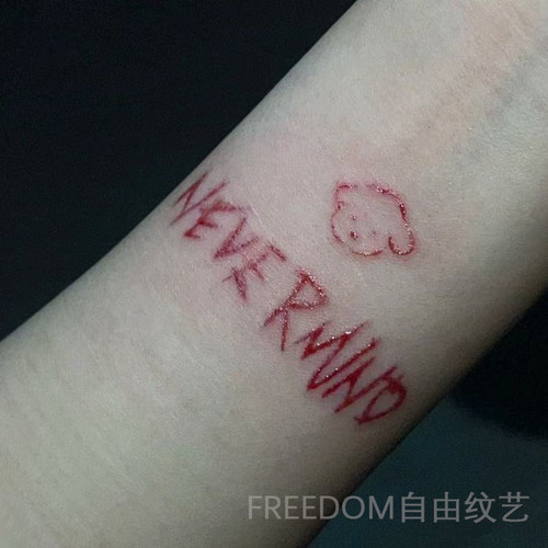 刀痕小狗英文纹身贴手腕ins防水持久不反光一次性可洗拍照出片