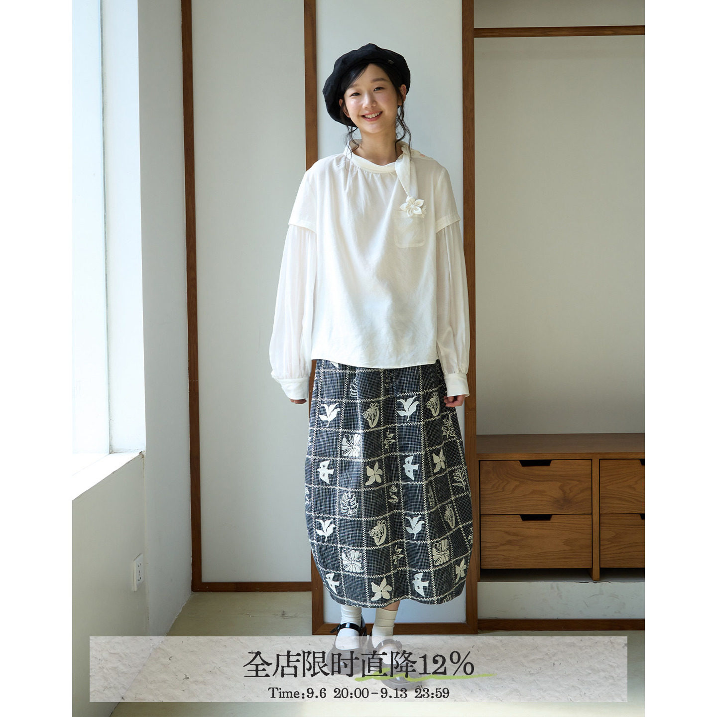 aww 轻盈奶皮感手工花花·翻领系带灯笼袖希塞尔手工刺绣长袖衬衫图片