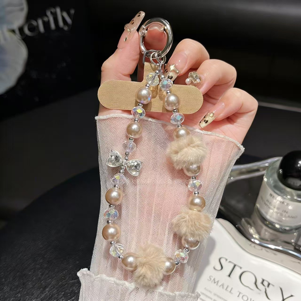 TOMOKUSA带毛球珍珠手机链新款水晶挂链精致高级感毛绒挂饰水钻蝴蝶结链条好看洋气女串珠手链腕带挂绳包包壳