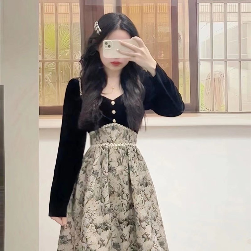 法式复古碎花连衣裙早秋季高级感丝绒拼接收腰显瘦甜美内搭长裙子