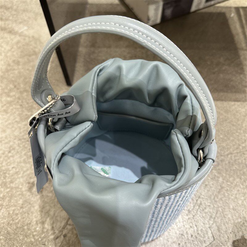 时尚蓝色草编定型手提水桶包包个性F时髦小众潮流斜跨质感小包女
