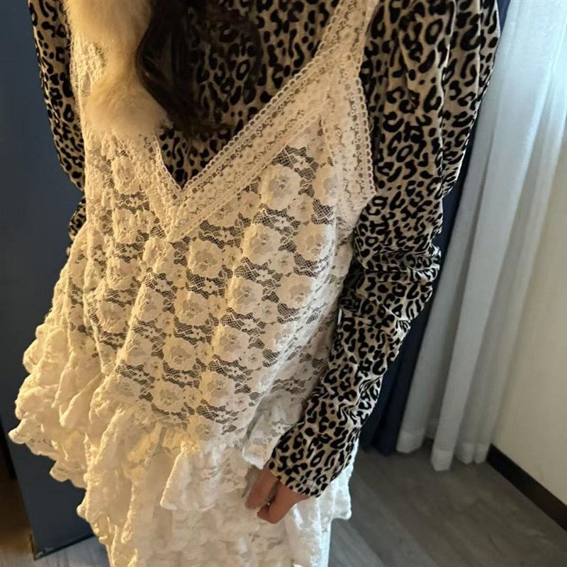韩系纯色重工蕾丝Vl领吊带背心女2025小众设计感百搭叠穿打底上衣