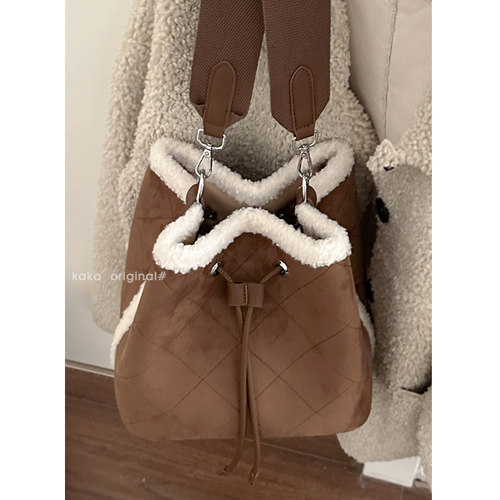 秋冬磨砂毛绒包包女2023新款潮复古水桶包小众质感大容量斜挎包