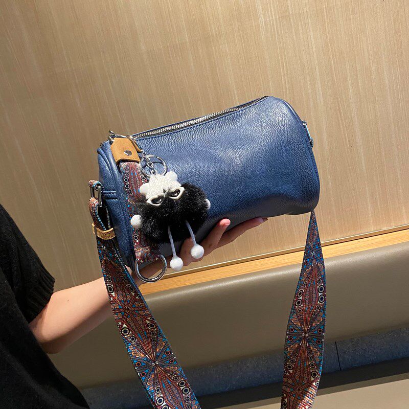 秋冬斜挎小包包女百搭日韩版复古宽肩带小型枕头包圆筒包单肩包潮