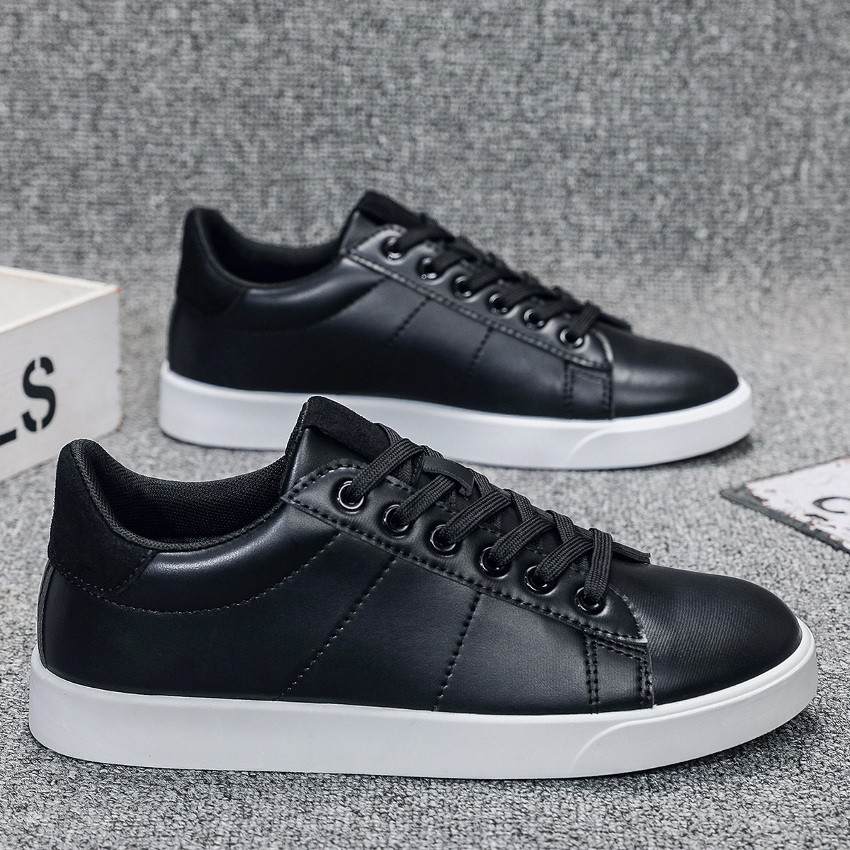 2026春天新款男士休闲鞋白底黑面平底板鞋搭配西装裤小白青年男鞋