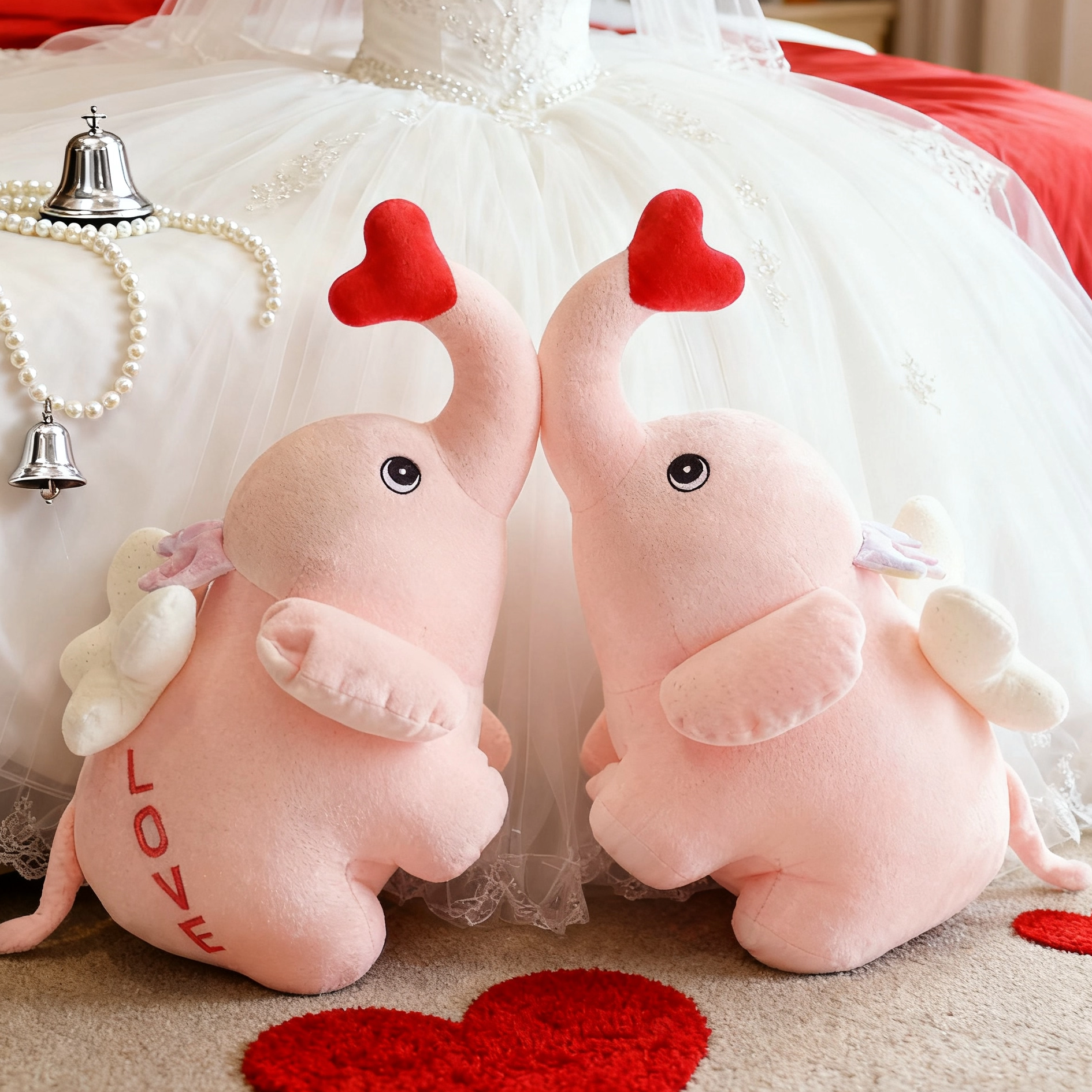 压床娃娃一对结婚新款高档抱枕新婚送礼可爱卡通情侣靠枕心形红色