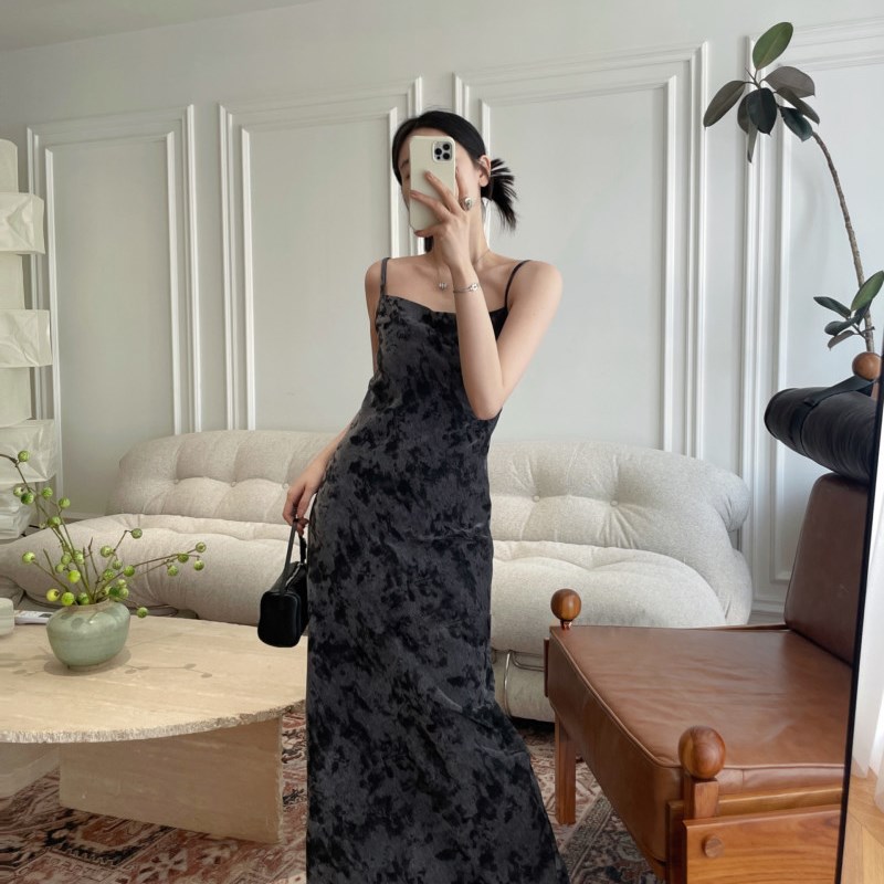 复古丝绒水墨画吊带裙黑灰色连衣裙女春秋新款修身设计感内搭打底