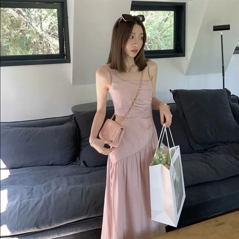 今年流行的褶皱吊带裙女夏2024新款甜美辣妹收腰不规则别致连衣裙