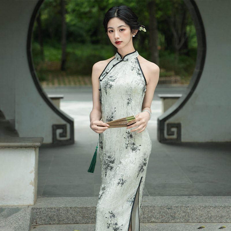 黛梦棠挂脖旗袍女新中式新款2024绝美改良年轻少女日常可穿连衣裙