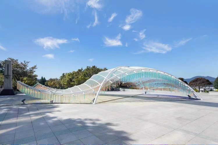 亚克力艺术装置透明亚克力炫彩圆管空中装饰吊饰亚克力炫彩圆管