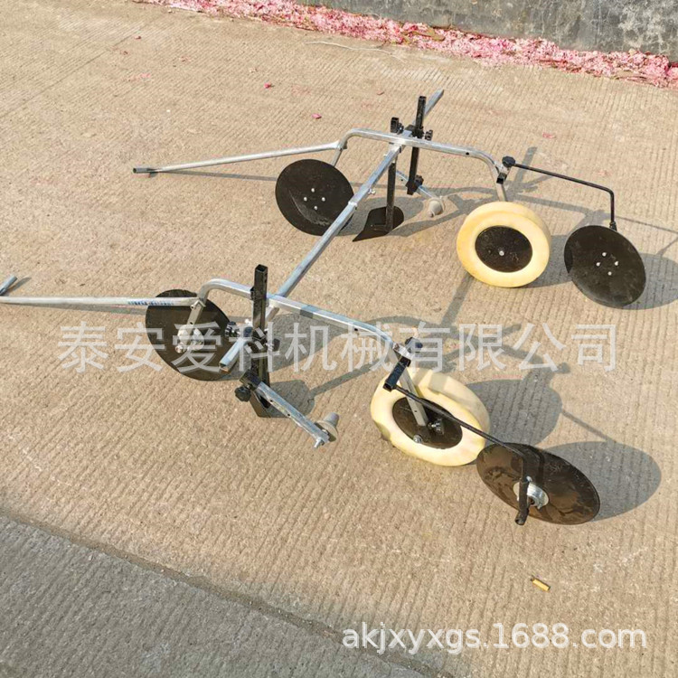 盖地膜的机器简易人力覆膜机种小麦盖膜覆土小型一人拉机器