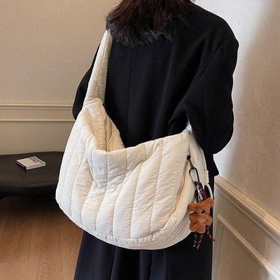 通勤女生大包2024秋冬新款云朵包大容量斜挎包轻便学生背包单肩包