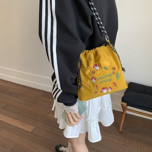 帆布包女士斜挎包2025新超级热门学生聚I会休闲尼龙水桶包可爱