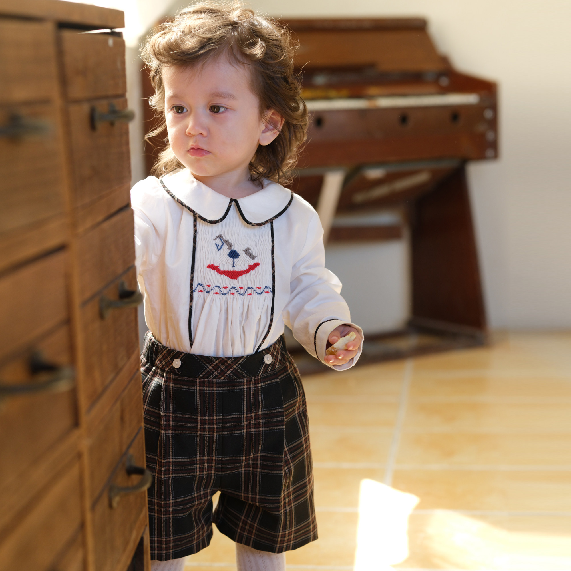 three sailors男童纯棉手工打揽木马刺绣衬衫+英伦格子裤生日套装