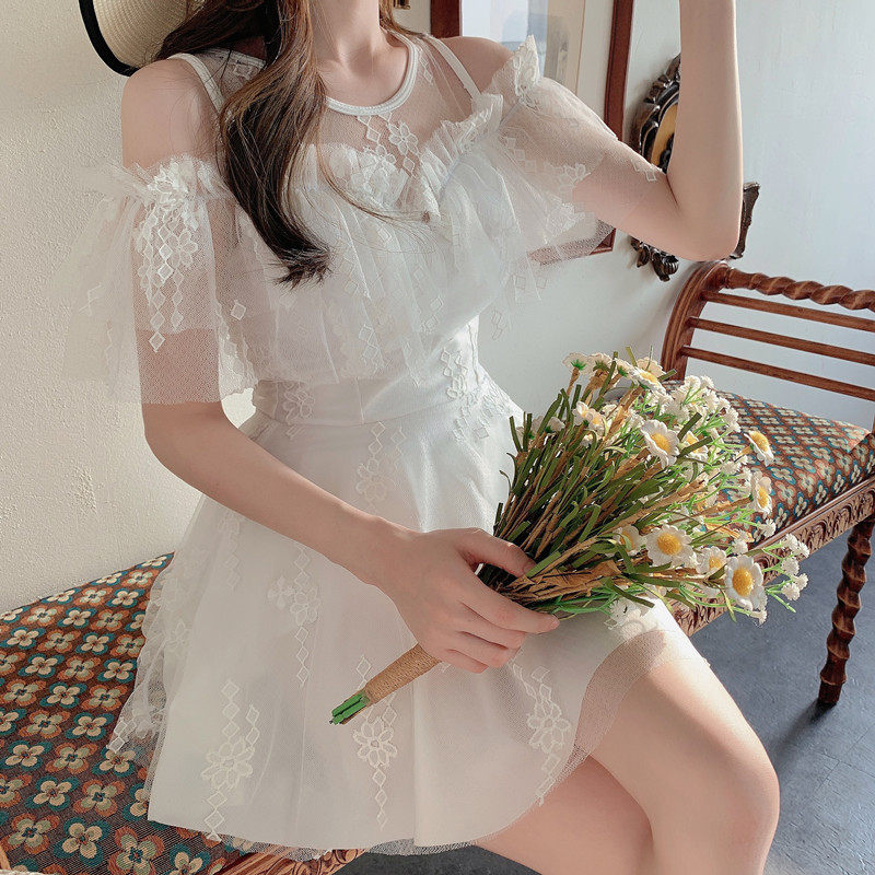 MOKI 仙女风白色连体裙式泳衣保守可爱少女荷叶边泡温泉泳装短袖