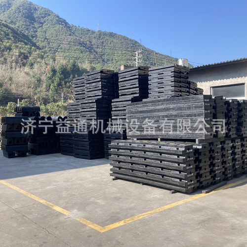 铁路橡胶道口板道路橡胶道口垫p43p50p60铁路道口垫板橡胶减速垄