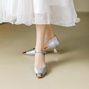 3厘米不累脚小跟包头凉鞋女夏法式F金属头一字扣带中空银色高跟鞋