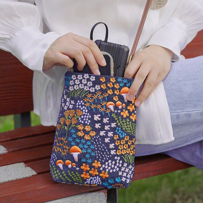 刺绣休闲手机包女斜挎2024x新款迷你小包高级感女式夏天散步包包