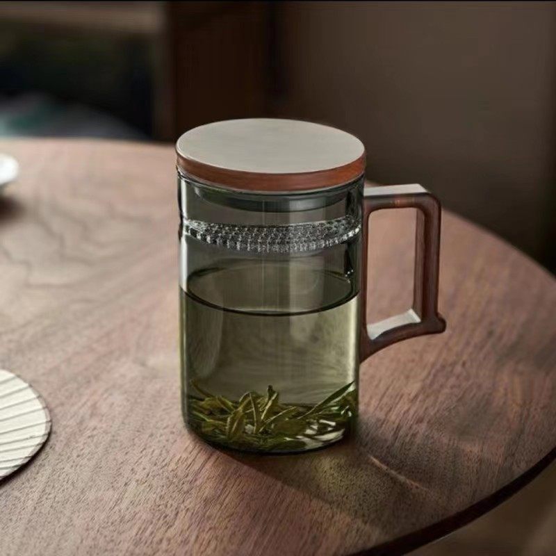 生产高硼硅玻璃绿茶杯月牙过滤泡茶杯胡桃木把手玻璃杯