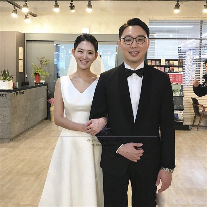 新款缎面轻婚纱极简约森系法式V领复古赫本风修身气质旅拍礼服裙,女装/女士精品,婚纱,淘宝优惠券,粉丝福利购,淘宝优惠卷