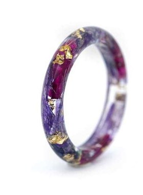 花卉树脂戒指,饰有天然深紫色鸢尾花自然婚礼男士戒指。