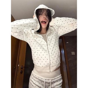 白色连帽卫衣女初春穿搭波点修身短款外套高腰显瘦短裤运动套装潮