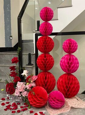 玫红色蜂窝球结婚布置婚房装饰酒店新房立柱婚礼婚庆W房间场景摆