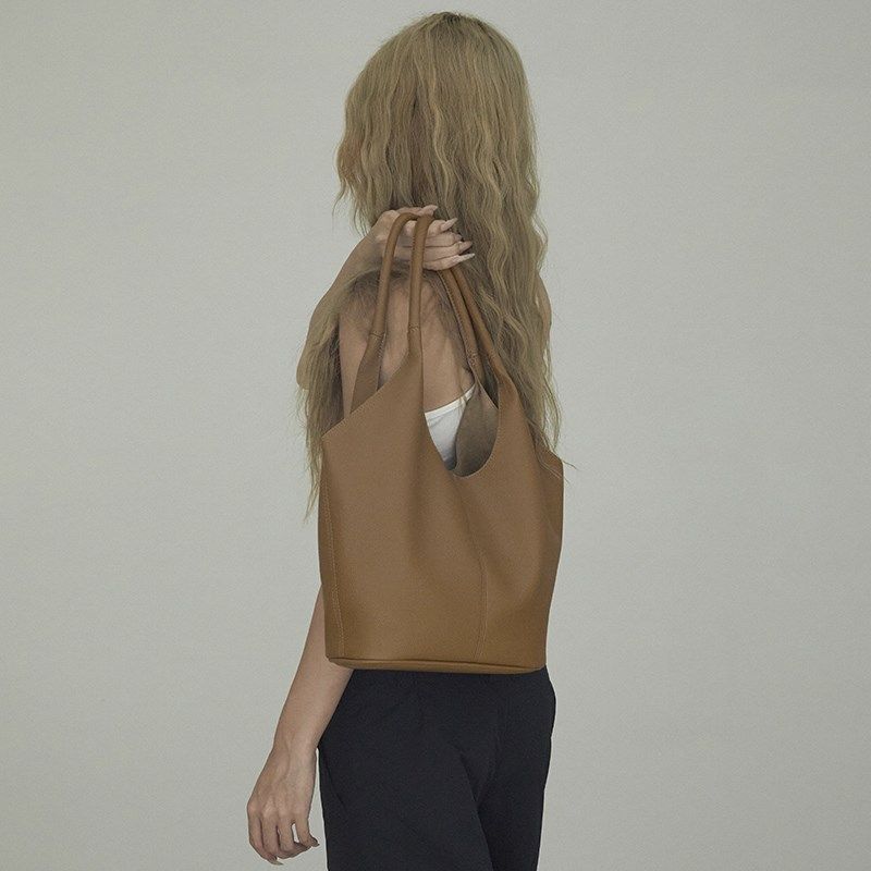 小众设计极简高级感大容量单肩腋下包包女20L25新款洋气手提水桶,箱包皮具/热销女包/男包,托特包,淘宝优惠券,粉丝福利购,淘宝优惠卷