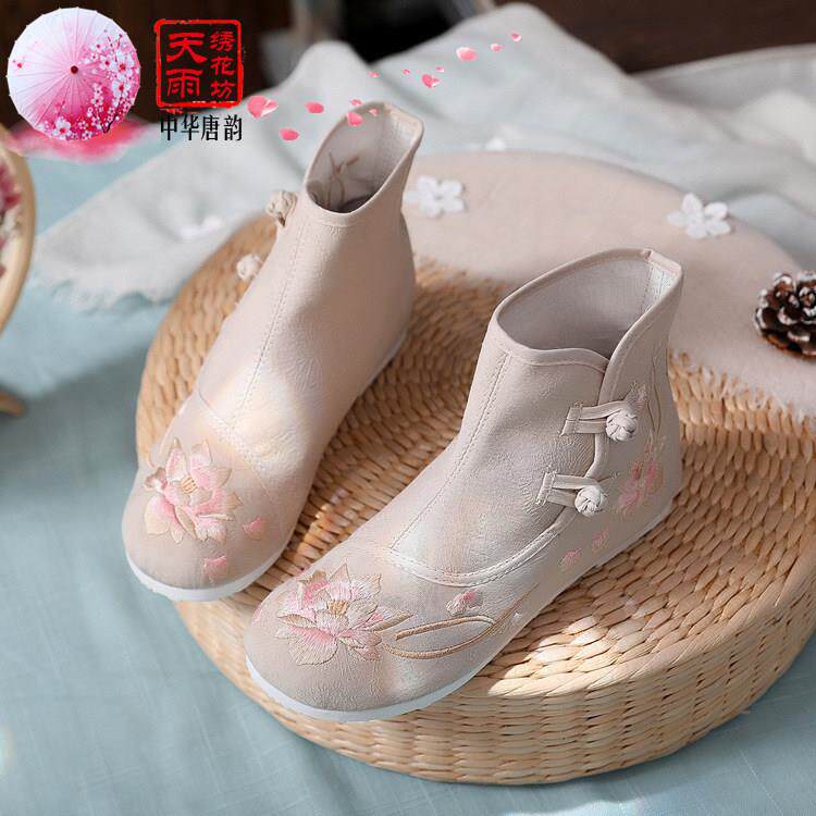 新品老北京布鞋绣花布鞋中国风女靴秋新款汉服鞋搭配古装平底短靴