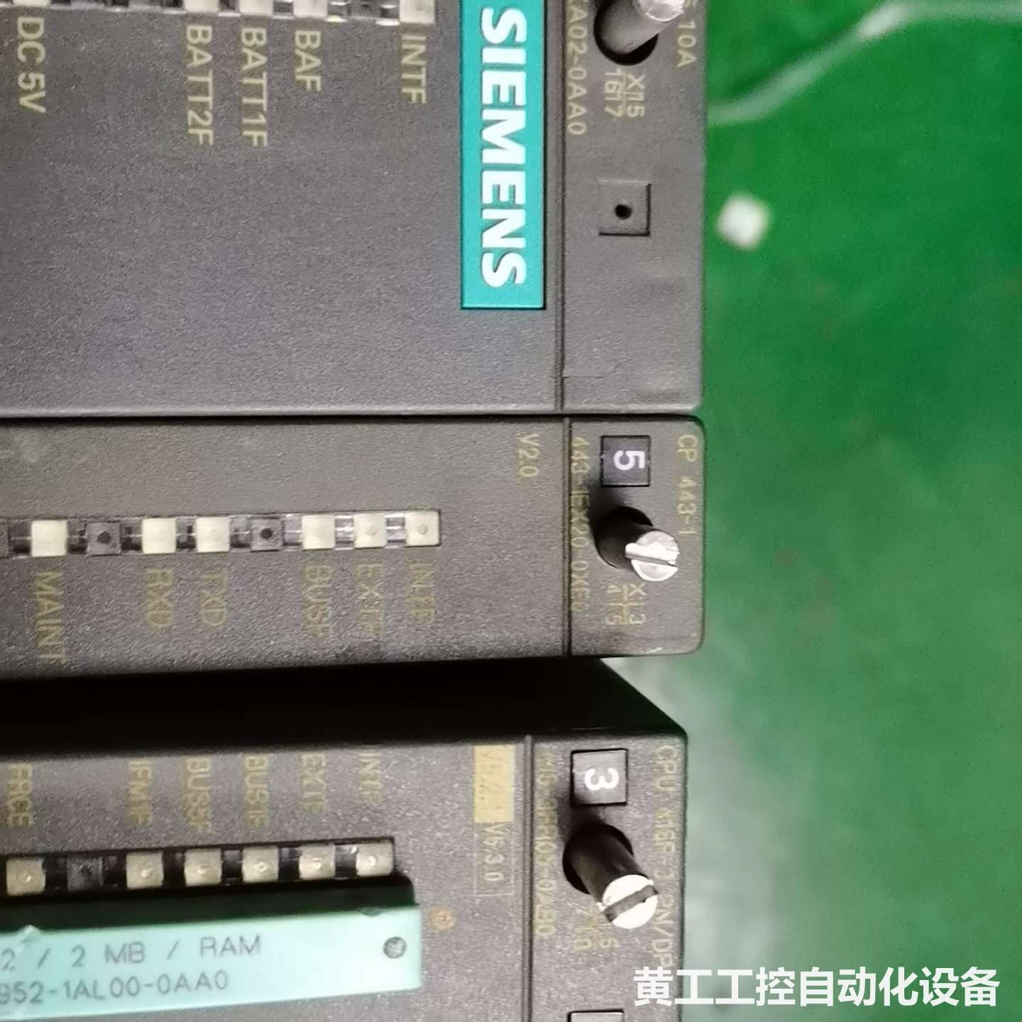 出西门子400PLC一套，外壳有破损！