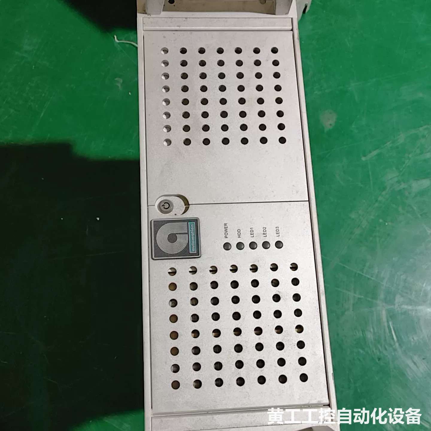 二手工业工控机主机,白色外观,带散热孔设计,机器成色还不错,