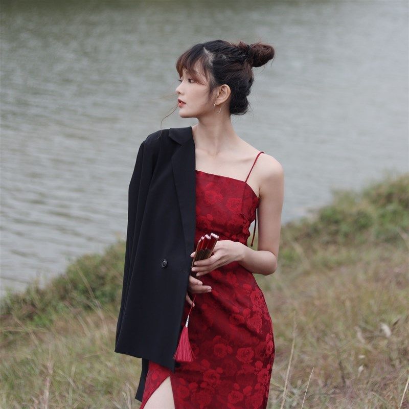 喵吉复古修身提花开叉礼服裙中长款国风旗袍红色吊带连衣裙女春夏