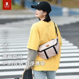 胸包女2025新款男款斜挎包男高级感通勤运动包通勤休闲徒步小背包