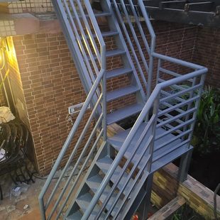 钢结构楼梯跃层梯搭建户外铁楼梯屋顶楼梯压花钢板梯 定制镂空式