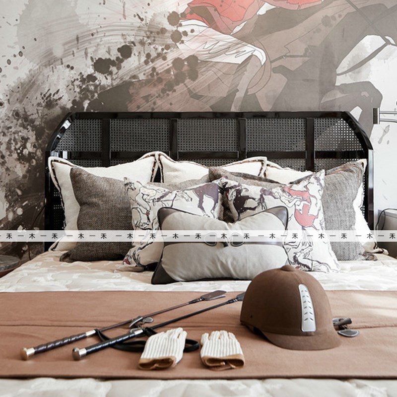 现代样板间儿童房马术主题软装摆件床上马鞭头盔手套组合装饰品